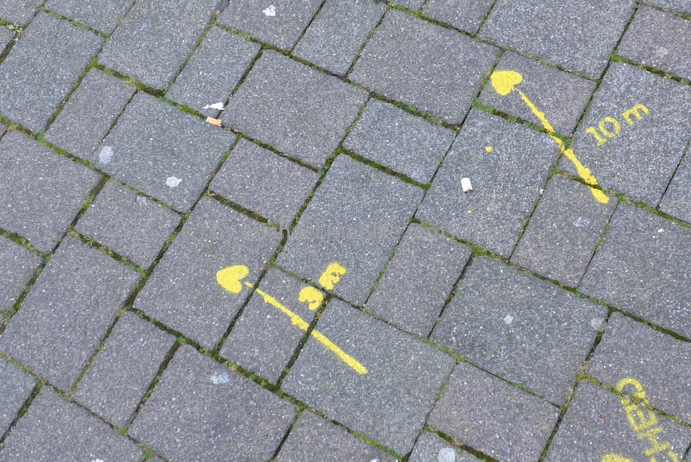 Falsch verstanden, die Pfeile zeigen in Remscheid den Weg zum Ascher und Papierkorb - Foto: Michael Mahlke